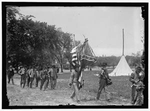 The Confederate flag appeared alongside the US flag in the hands of these North Carolina veterans at a 1917 reunion (image form Library of Congress).